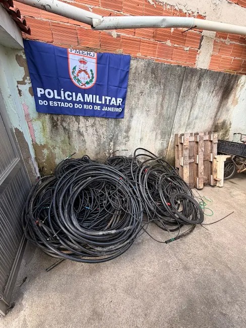 Denúncia anônima levou policiais do 15º BPM ao imóvel no Pilar, onde material de origem suspeita foi encontrado e apreendido